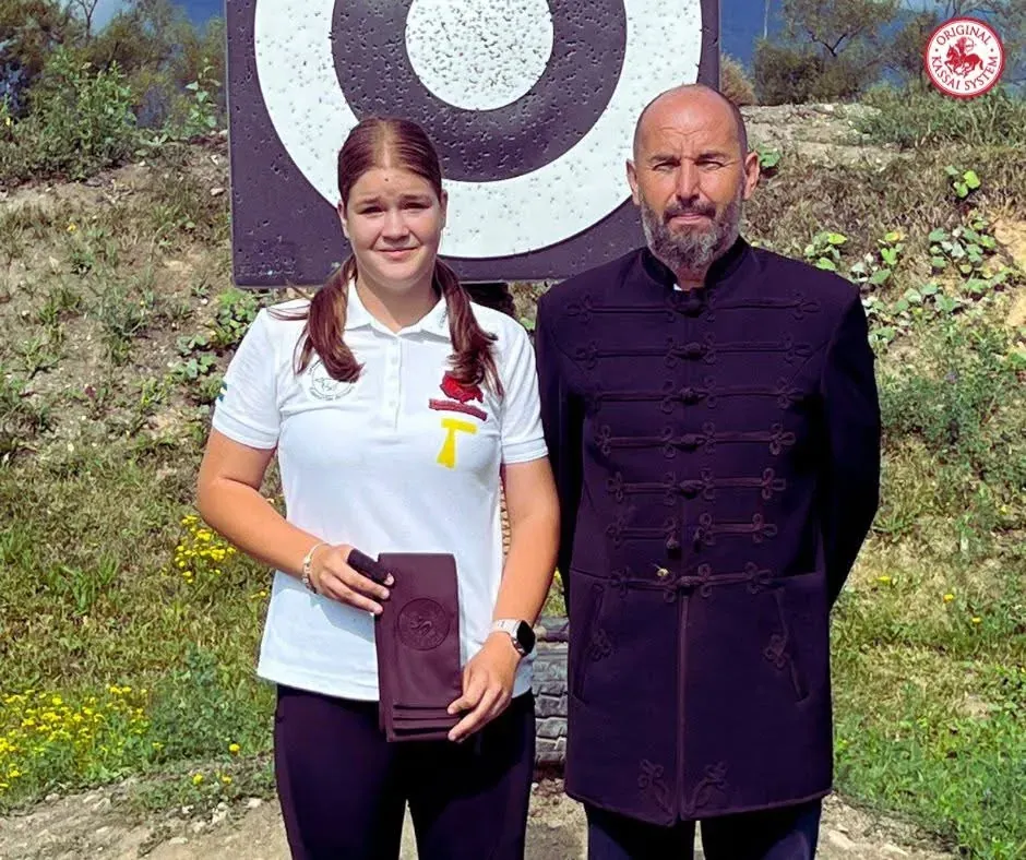 Csiszér Ivett și Lőrincz Rómeó în fața unei ținte, după o premiere.