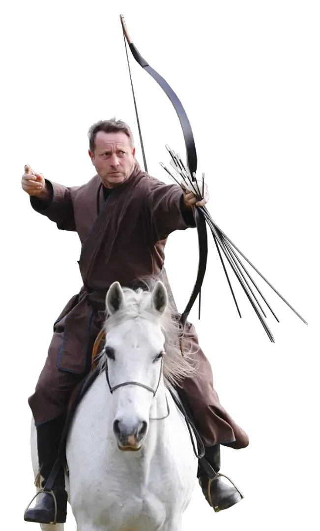Kassai Lajos călare pe un cal alb, ținând un arc și un mănunchi de săgeți.