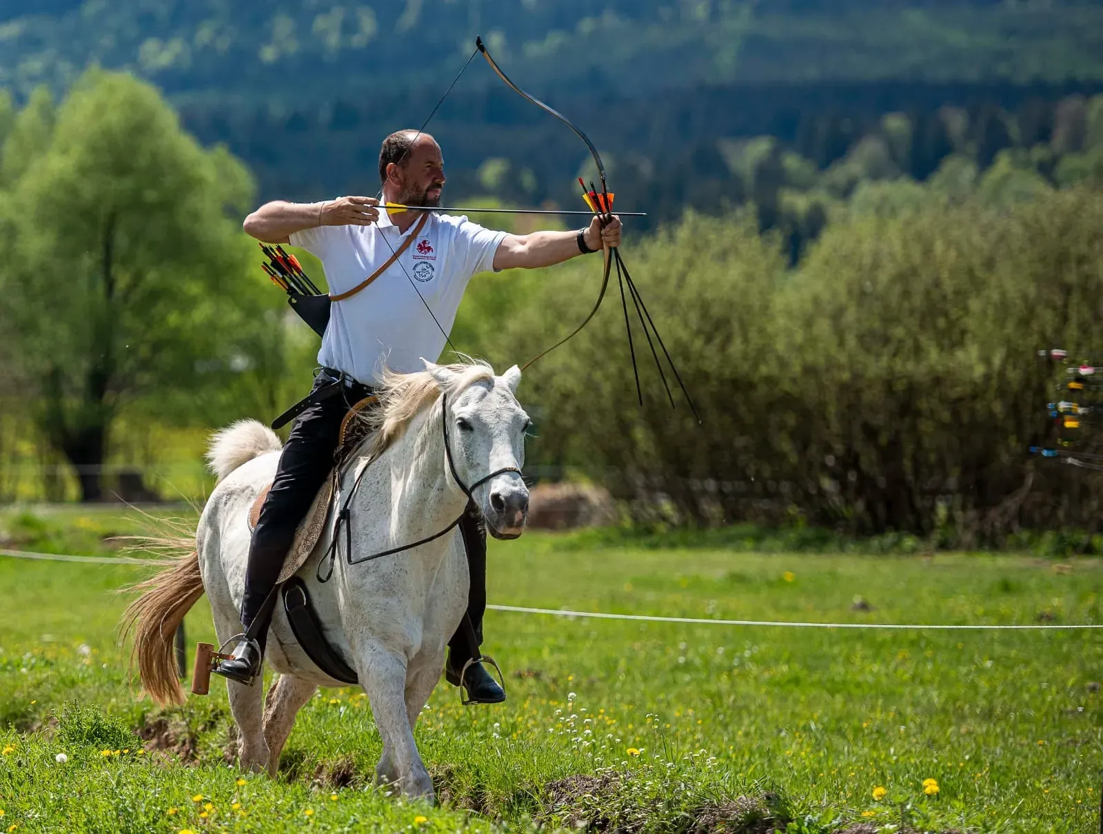 Lőrincz Rómeó trage cu arcul de pe un cal alb, pe pista de la Ciba.